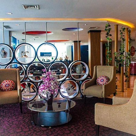 News Hotel Waru Sidoarjo Buitenkant foto