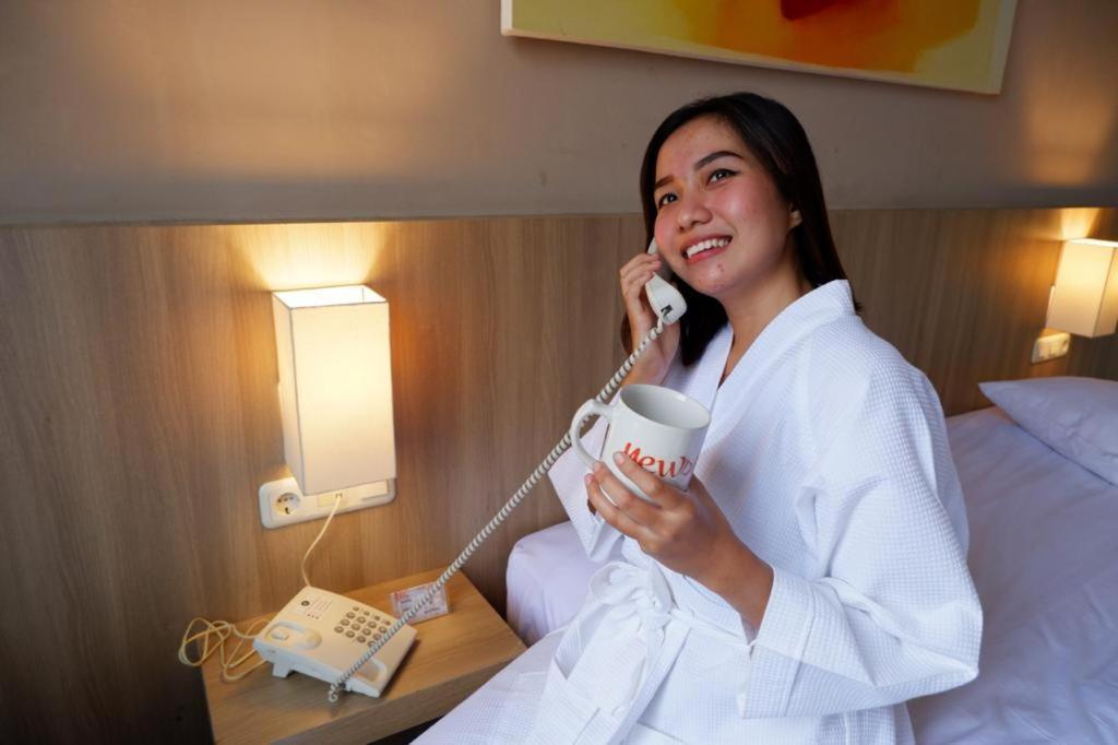 News Hotel Waru Sidoarjo Buitenkant foto