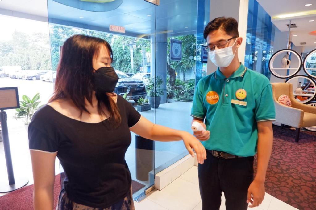 News Hotel Waru Sidoarjo Buitenkant foto