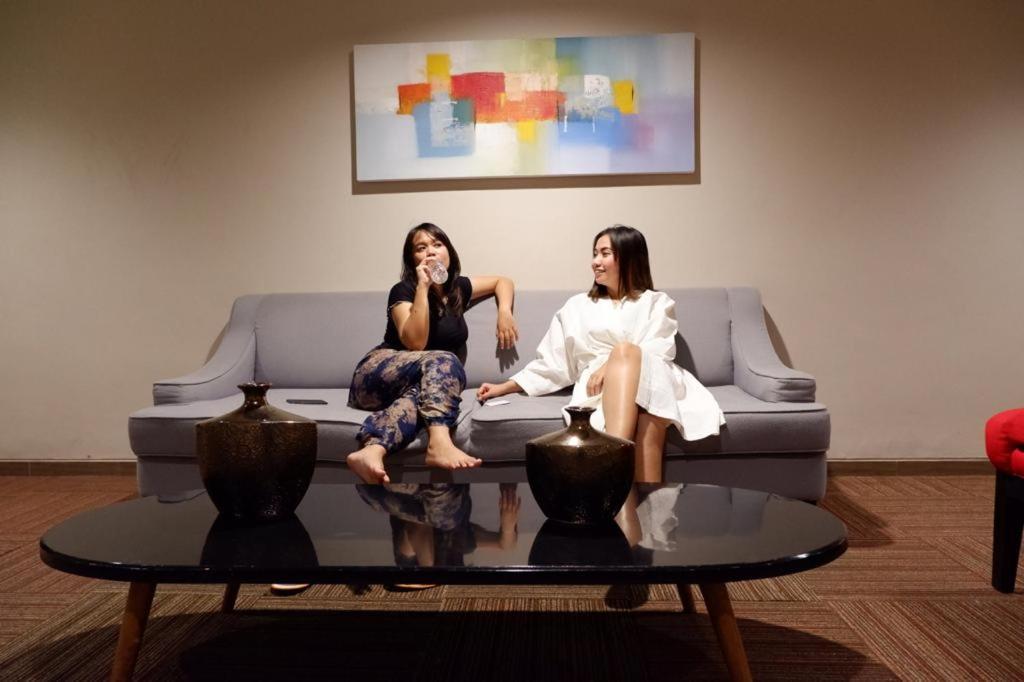 News Hotel Waru Sidoarjo Buitenkant foto