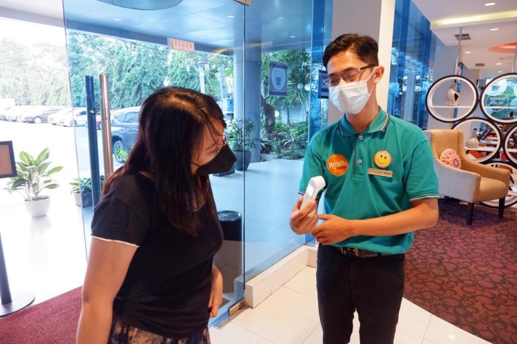 News Hotel Waru Sidoarjo Buitenkant foto