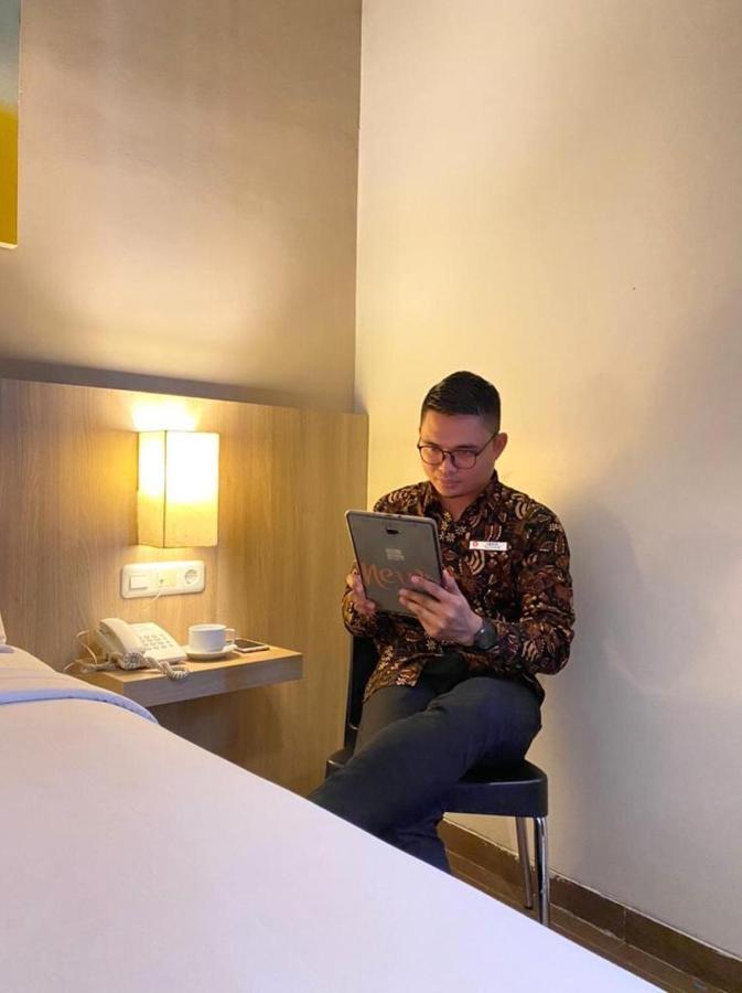 News Hotel Waru Sidoarjo Buitenkant foto