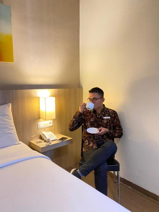 News Hotel Waru Sidoarjo Buitenkant foto