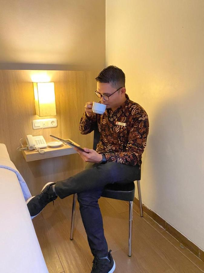 News Hotel Waru Sidoarjo Buitenkant foto
