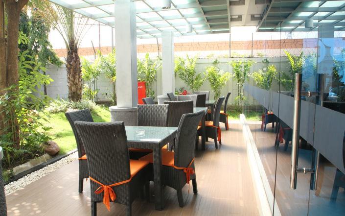 News Hotel Waru Sidoarjo Buitenkant foto