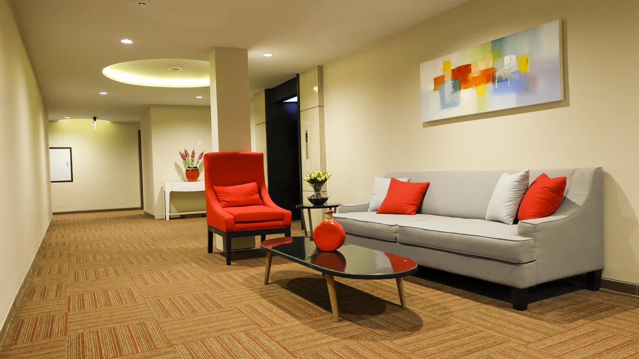 News Hotel Waru Sidoarjo Buitenkant foto
